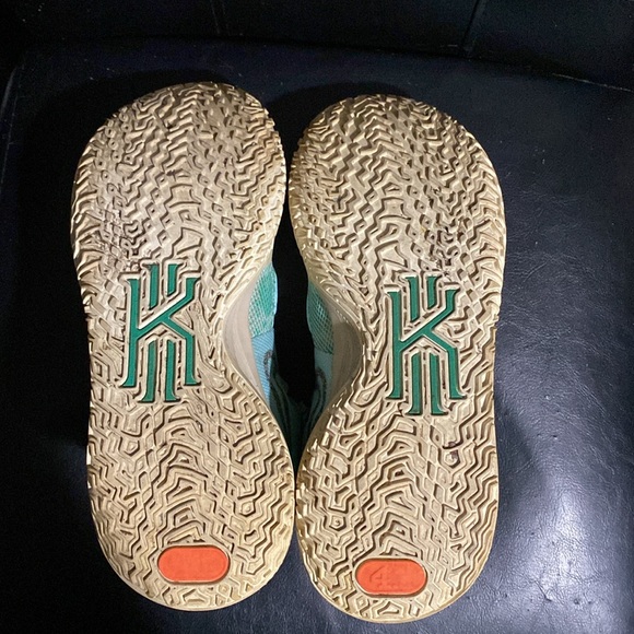 Men’s Kyries Size 8 - Picture 4 of 7